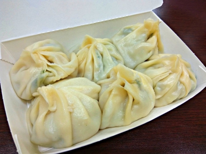 苗栗頭份~店名就叫"鮮肉湯包"~食尚玩家有報導~湯包好大顆~~葱花跟醬汁很搭~蛋花湯是滑蛋口感~超推!