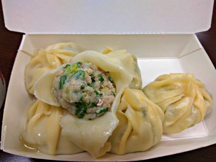 苗栗頭份~店名就叫"鮮肉湯包"~食尚玩家有報導~湯包好大顆~~葱花跟醬汁很搭~蛋花湯是滑蛋口感~超推!