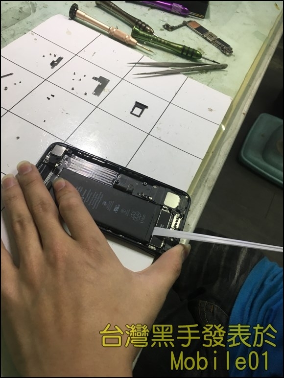彎彎 iPhone 7 鬼知道它經歷了什麼維修...《圖多不喜勿入》
