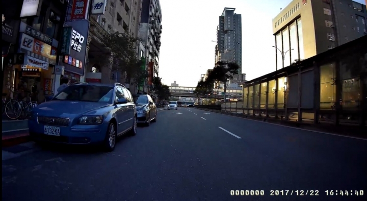 [感謝中正一分局24小時內舉發!]幾位粉喜歡違停(甚至併排違停)哄...沒關係, 一共超過20輛以上