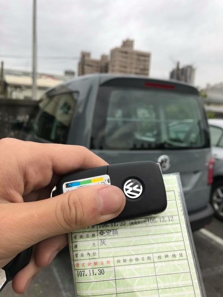 新開箱caddy van...