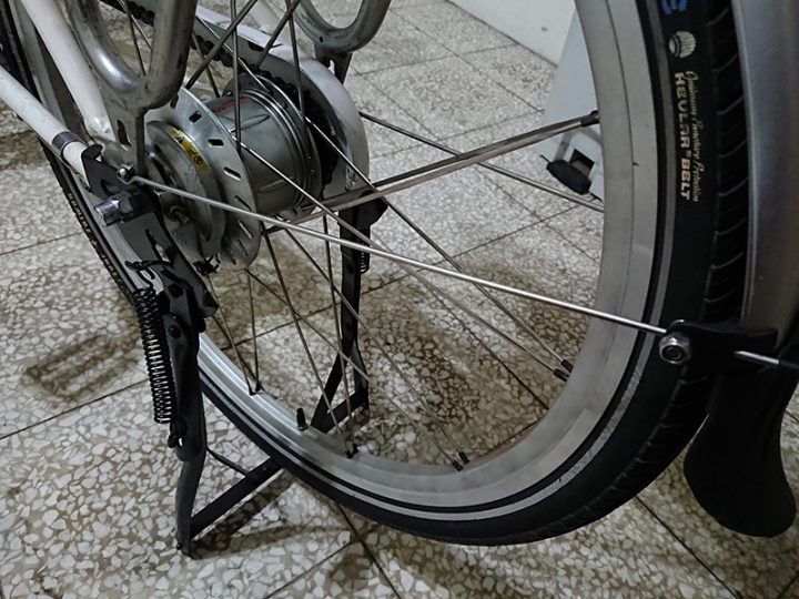 請問關於左右對稱的輪組