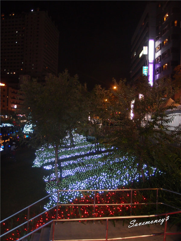 【台中景點】柳川水岸~全國首創水中聖誕樹,還有聖誕市集喔!