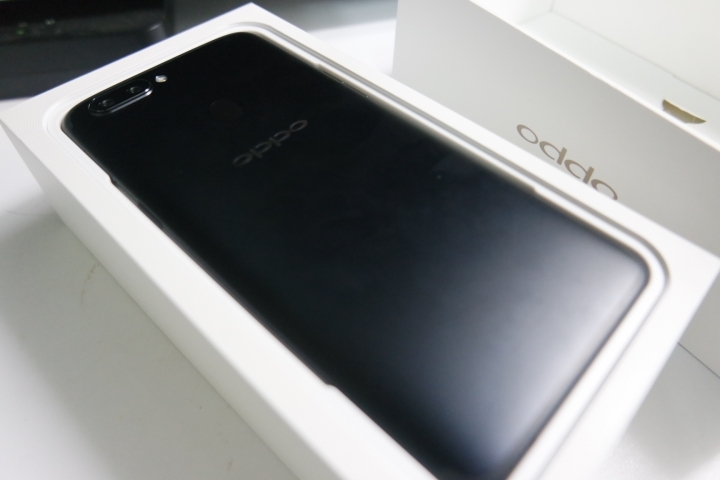 OPPO R11s Plus 素人簡易開箱(無功能介紹，單純"開箱")