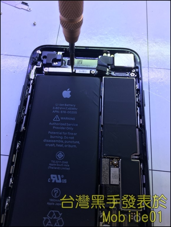 彎彎 iPhone 7 鬼知道它經歷了什麼維修...《圖多不喜勿入》