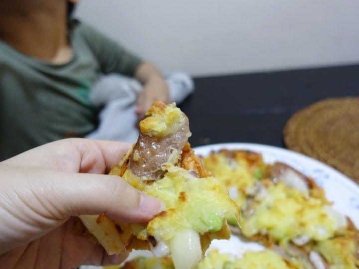 【創意料理-抓餅】用蔥媽媽抓餅也能在家輕鬆做PIZZA(烤箱版)