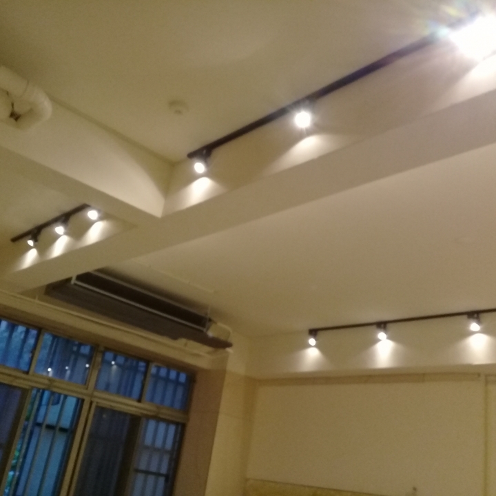 安裝圖中所有燈具水請電師父安裝到好工錢大概是多少？