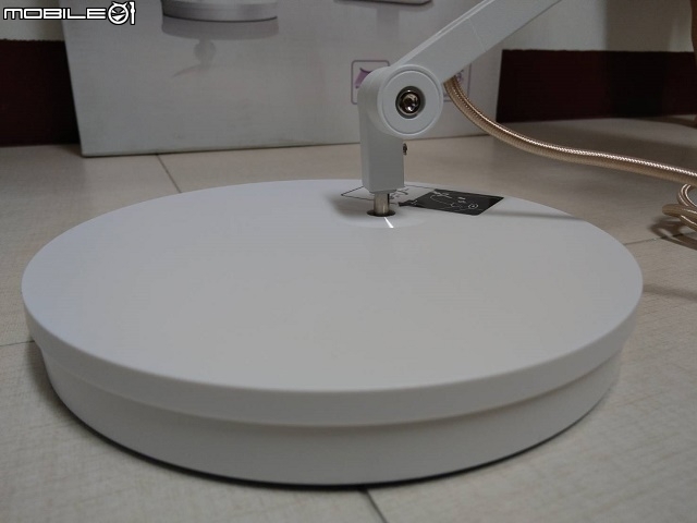 BenQ WiT 螢幕閱讀檯燈，聰明護眼兼具有型又時尚