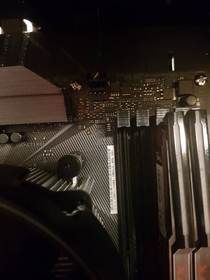 求救!!!主機燈會亮 螢幕沒畫面GG瞜