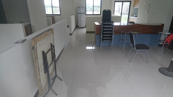 麻豆國中不遠處搭建的售屋中心