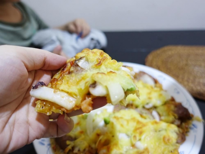 【創意料理-抓餅】用蔥媽媽抓餅也能在家輕鬆做PIZZA(烤箱版)