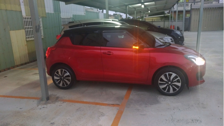 新Swift紅色交車， 加烤黑色車頂^^