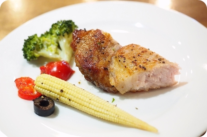【天母美食】Let's PINO!!! 必點窯烤Pizza與戰斧豬排，紅酒燉牛肉與海鮮義大利麵也很棒。平日259元就吃得到的美味