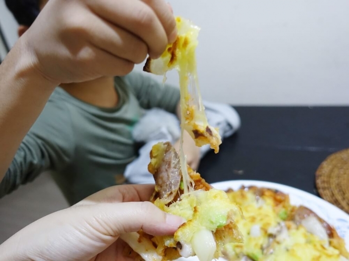 【創意料理-抓餅】用蔥媽媽抓餅也能在家輕鬆做PIZZA(烤箱版)