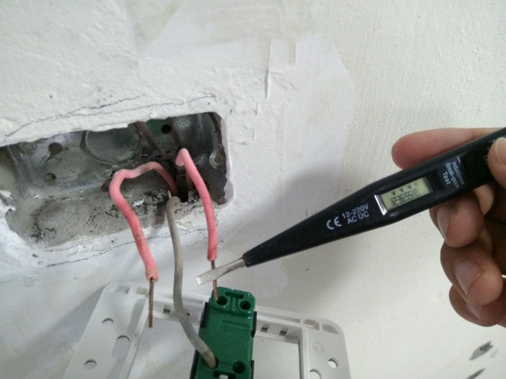 雙切開關，關閉狀態仍有55v，導致電燈無法完全關閉只是變小
