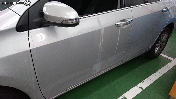 求救~車子遭到強鹼滴蝕