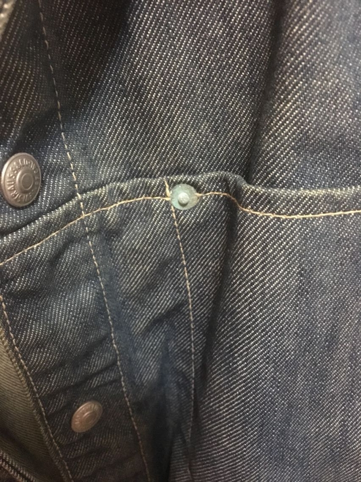 牛仔褲的卯釘怎麼變這樣@@
