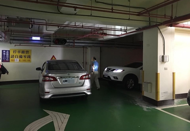 直接囚禁B2全部車輛三寶駕駛這樣停太狂