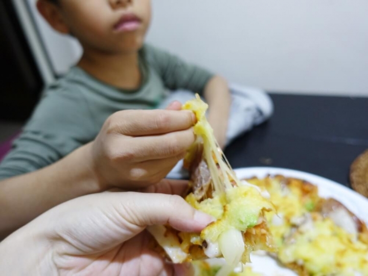 【創意料理-抓餅】用蔥媽媽抓餅也能在家輕鬆做PIZZA(烤箱版)