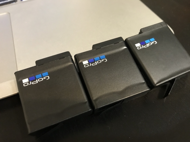 我在台中NOVA買的原廠電池,兩顆都出現不正常隆起。