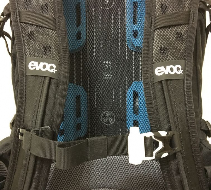 【開箱】只有EVOC可以超越EVOC，2018年 EXPLORER PRO 26L 輕量透氣背包