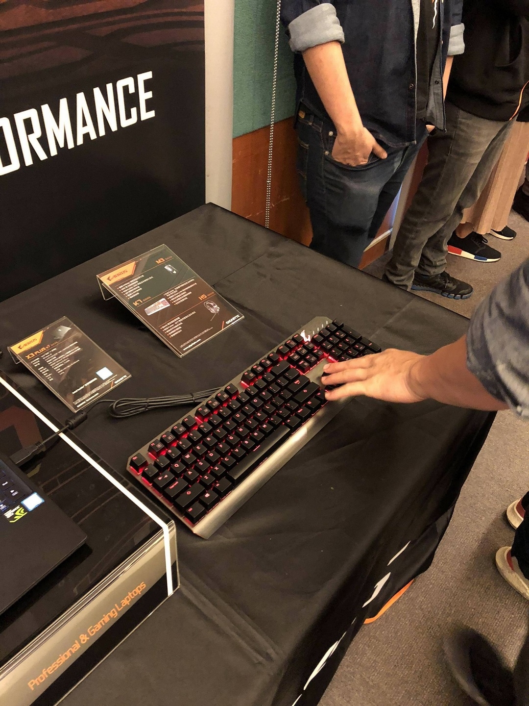 技嘉AORUS X9電競新霸主:目空一切，輾壓眾遊戲『X9 生而為王 電競筆電玩家體驗會 』