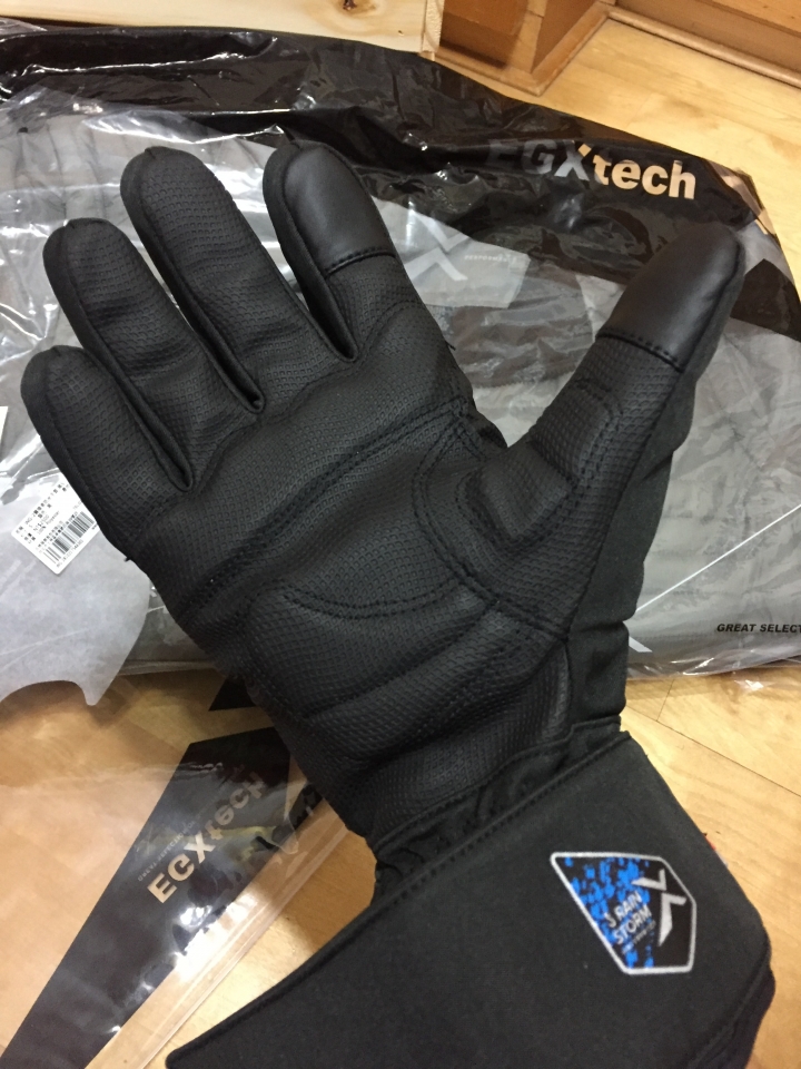 [開箱]台灣品牌的機能型外套 衣格服飾 CS-2 RAINSTORM防水外套/ UV-2高效保暖外套 加碼WG-2手套
