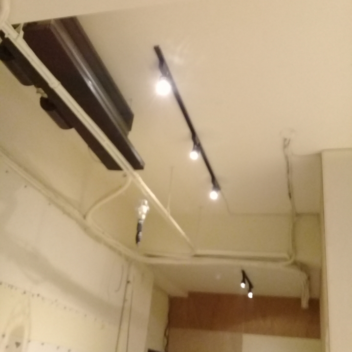 安裝圖中所有燈具水請電師父安裝到好工錢大概是多少？