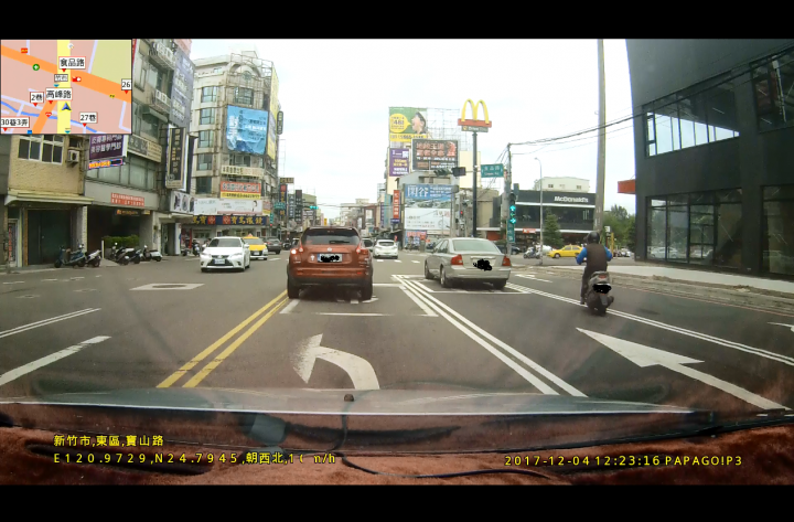 各位看看這機車騎士違反了幾項交通規則