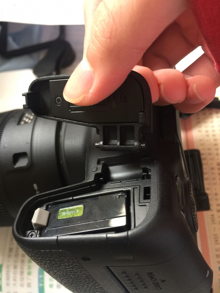 77D電池蓋其實可以拆