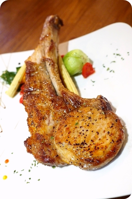 【天母美食】Let's PINO!!! 必點窯烤Pizza與戰斧豬排，紅酒燉牛肉與海鮮義大利麵也很棒。平日259元就吃得到的美味
