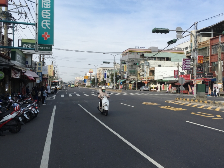 慢車道淨空下,機車還騎在快車道