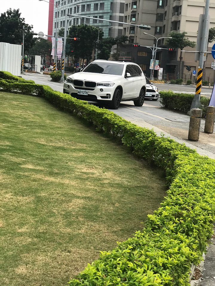 誇張的違規停車 - 什麼樣的人會這樣停車