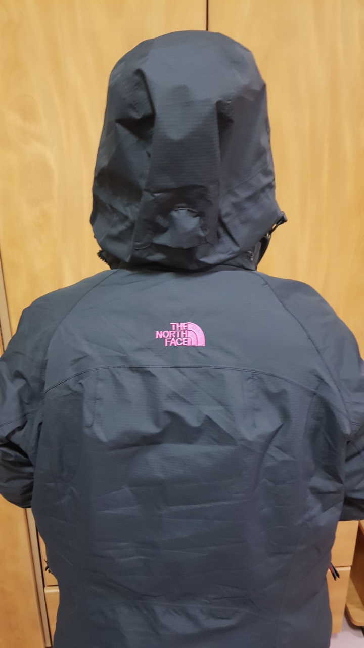 請問TheNorthFace LOGO位置