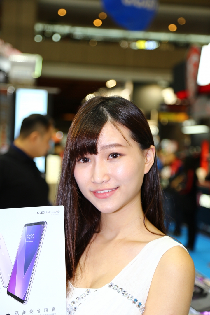 資訊展開跑: MIO 792D+A30雙鏡頭行車紀錄器優惠，再加送一堆贈品。