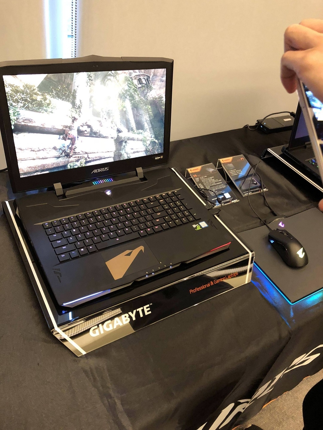 技嘉AORUS X9電競新霸主:目空一切，輾壓眾遊戲『X9 生而為王 電競筆電玩家體驗會 』