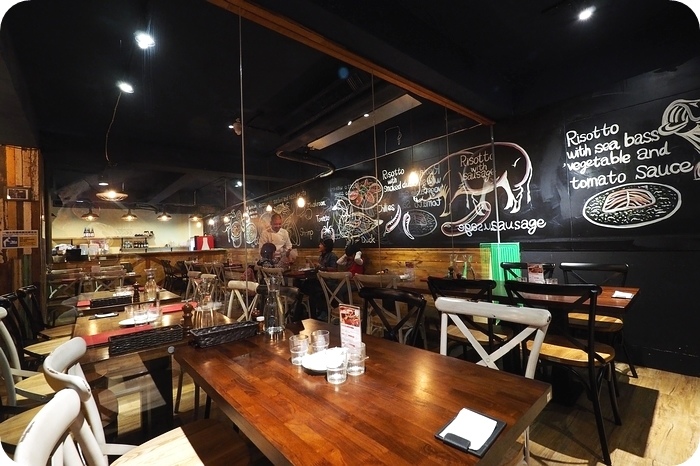 【天母美食】Let's PINO!!! 必點窯烤Pizza與戰斧豬排，紅酒燉牛肉與海鮮義大利麵也很棒。平日259元就吃得到的美味