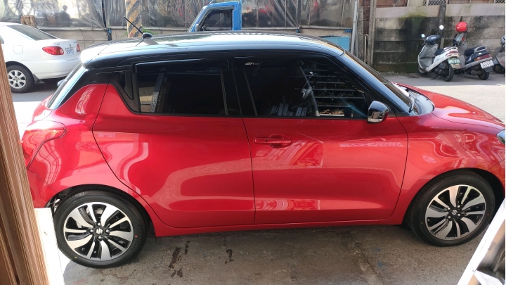 新Swift紅色交車， 加烤黑色車頂^^