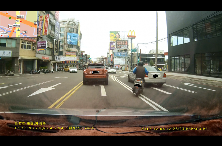 各位看看這機車騎士違反了幾項交通規則