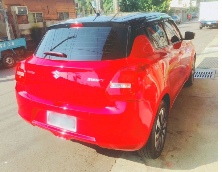新Swift紅色交車， 加烤黑色車頂^^