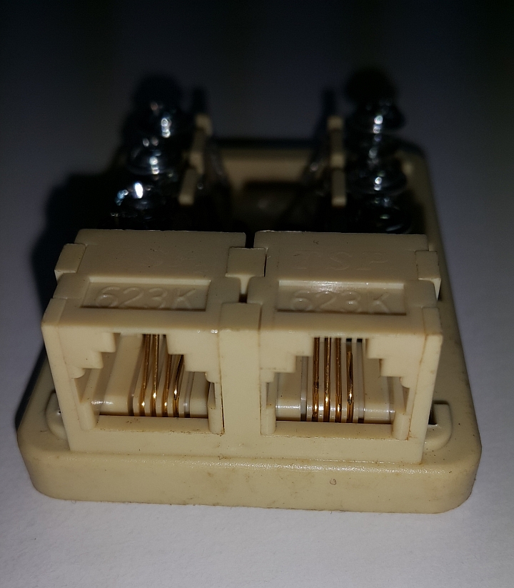 【解決】這種一分二的電話盒，要怎接?!