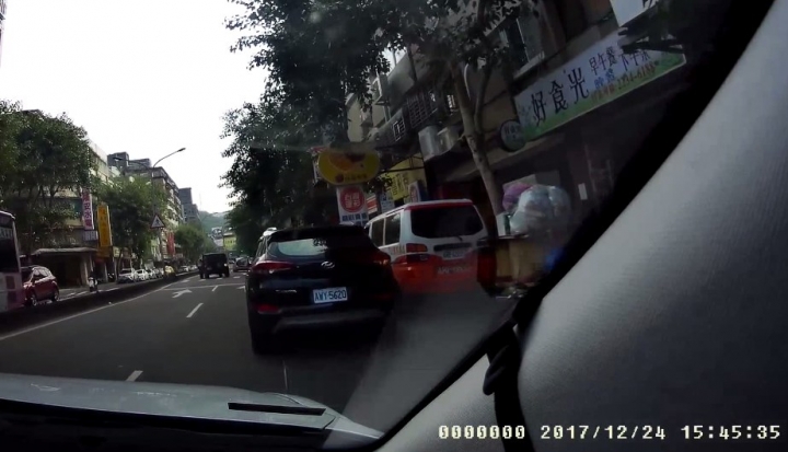唉啊 您心地真好: 停行人穿越道, 還留一小個角落讓小朋友過...