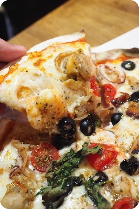 【天母美食】Let's PINO!!! 必點窯烤Pizza與戰斧豬排，紅酒燉牛肉與海鮮義大利麵也很棒。平日259元就吃得到的美味
