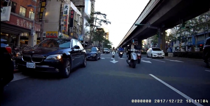 [感謝中正一分局24小時內舉發!]幾位粉喜歡違停(甚至併排違停)哄...沒關係, 一共超過20輛以上