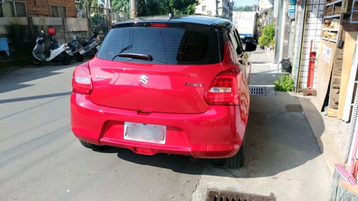 新Swift紅色交車， 加烤黑色車頂^^