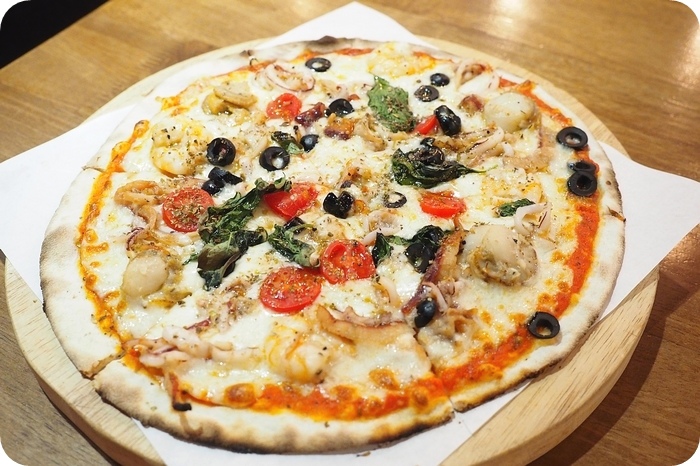 【天母美食】Let's PINO!!! 必點窯烤Pizza與戰斧豬排，紅酒燉牛肉與海鮮義大利麵也很棒。平日259元就吃得到的美味