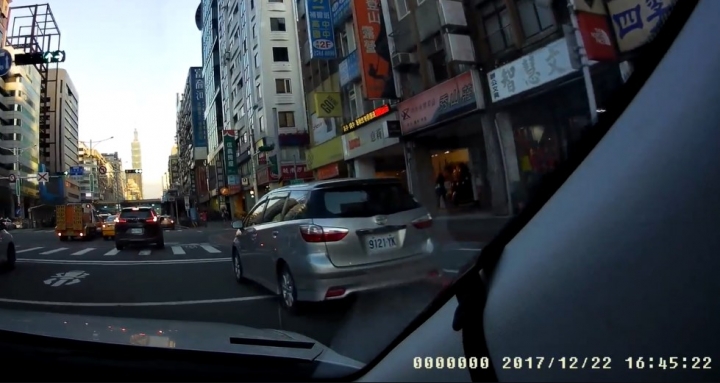 [感謝中正一分局24小時內舉發!]幾位粉喜歡違停(甚至併排違停)哄...沒關係, 一共超過20輛以上