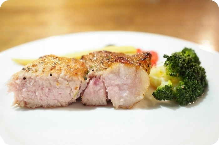 【天母美食】Let's PINO!!! 必點窯烤Pizza與戰斧豬排，紅酒燉牛肉與海鮮義大利麵也很棒。平日259元就吃得到的美味