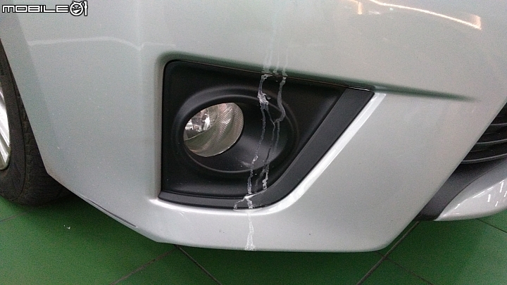 求救~車子遭到強鹼滴蝕