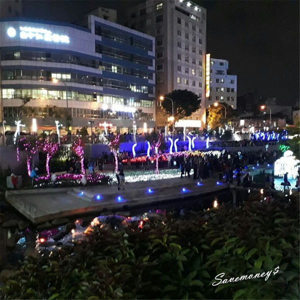 【台中景點】柳川水岸~全國首創水中聖誕樹,還有聖誕市集喔!